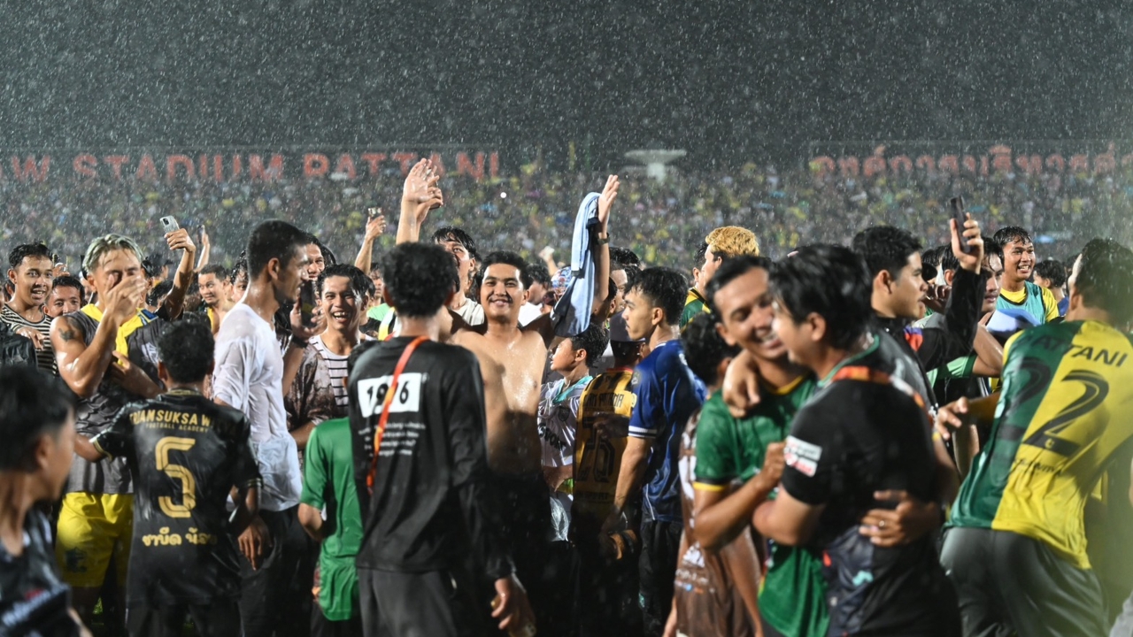 Pattani FC Celebrating Promotion
