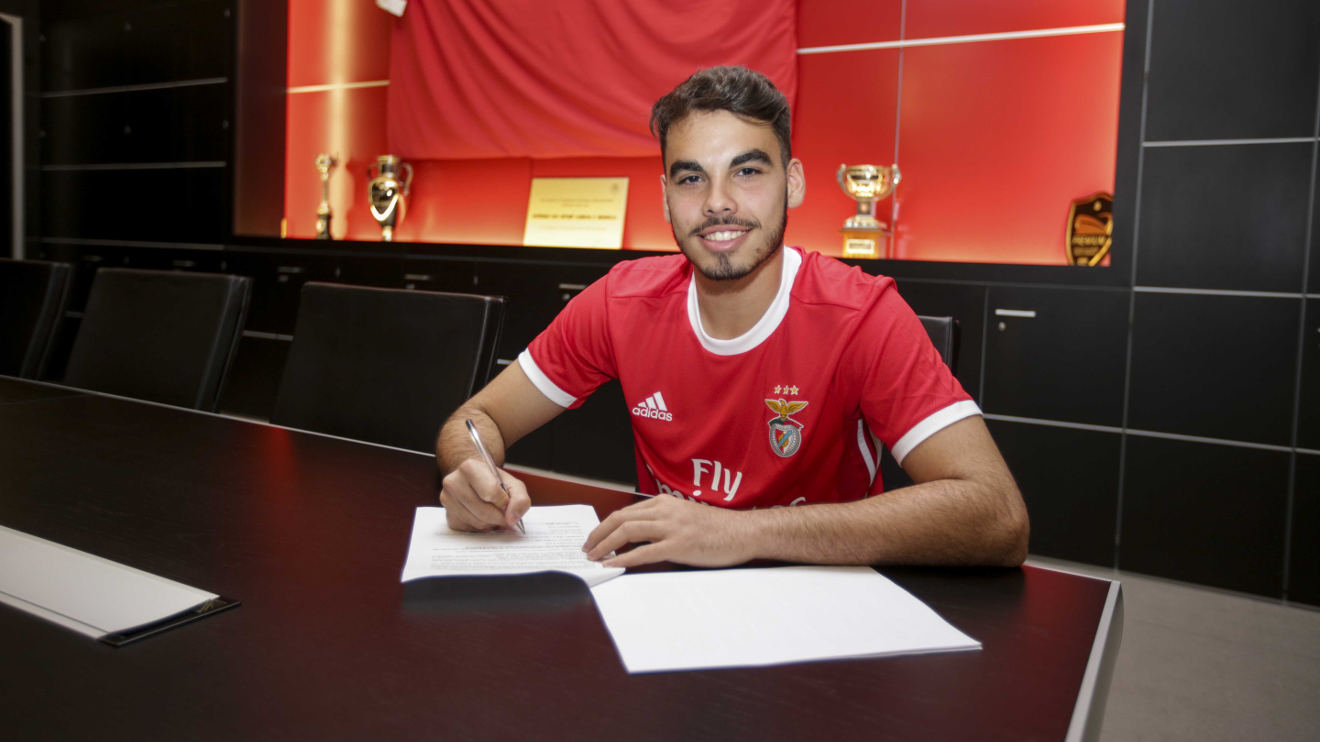 Pedro Souza signing for Benfica