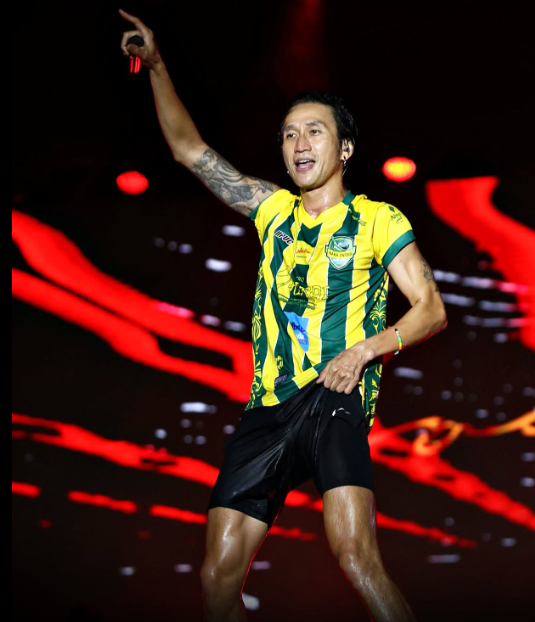 Rock icon Toon Bodyslam wearing a Nara United jersey