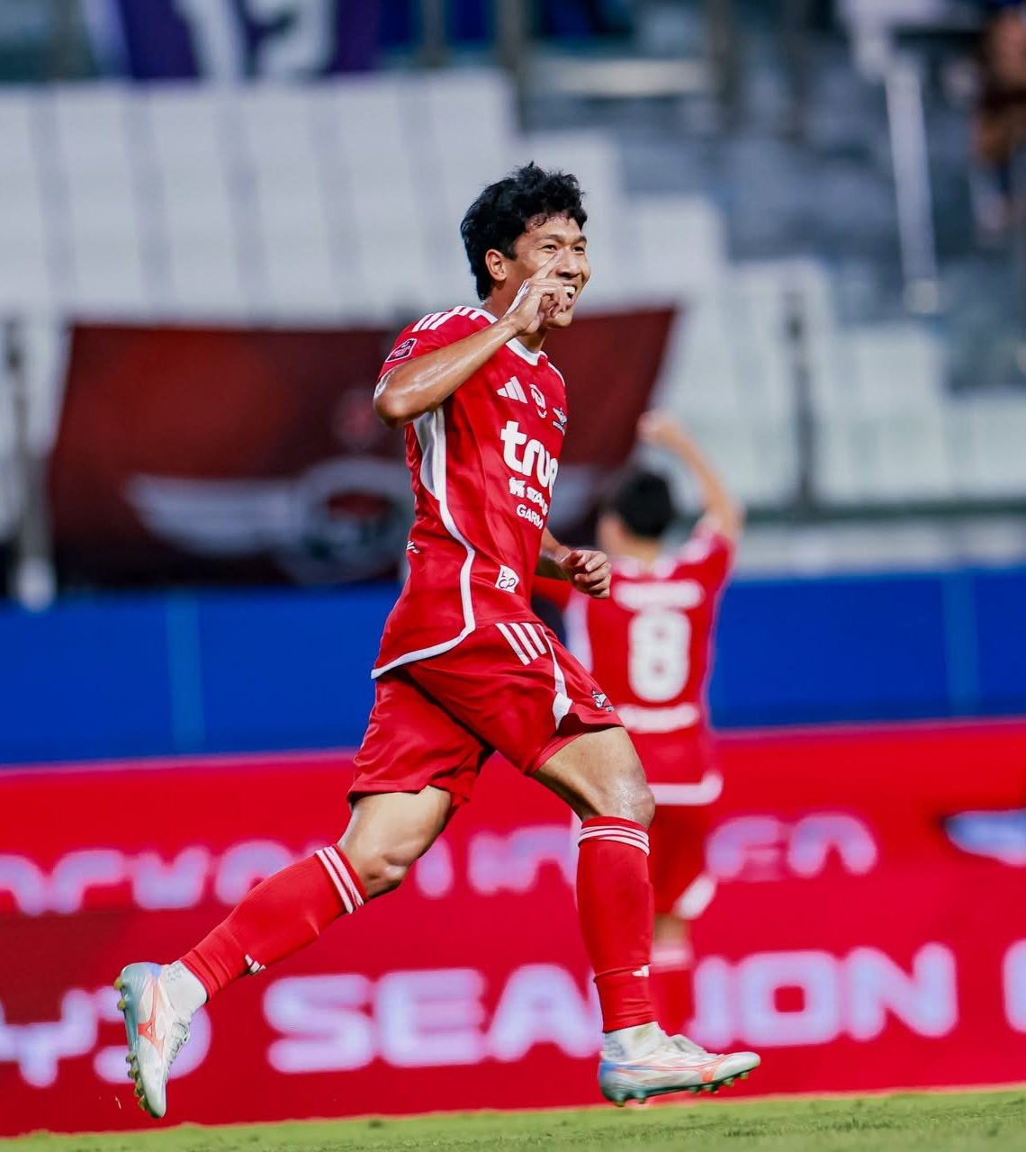 Bangkok United players celebrate against Sisaket United
