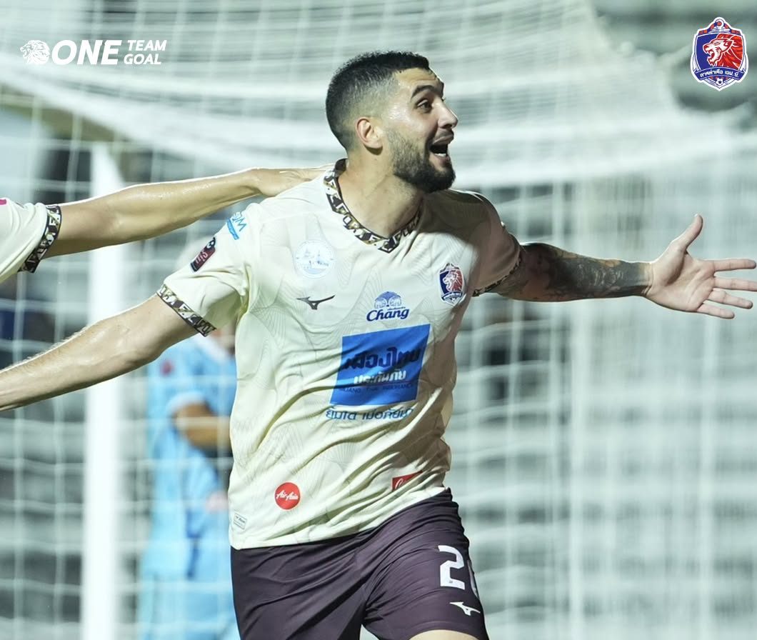 Marcel celebrates his 86th-minute winner for Port