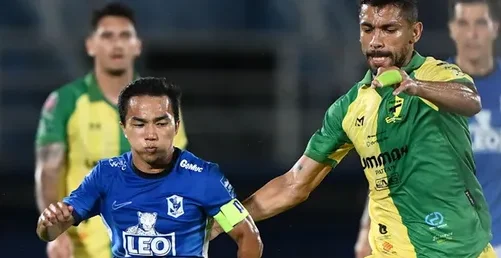 Pattani players in action against BG Pathum United