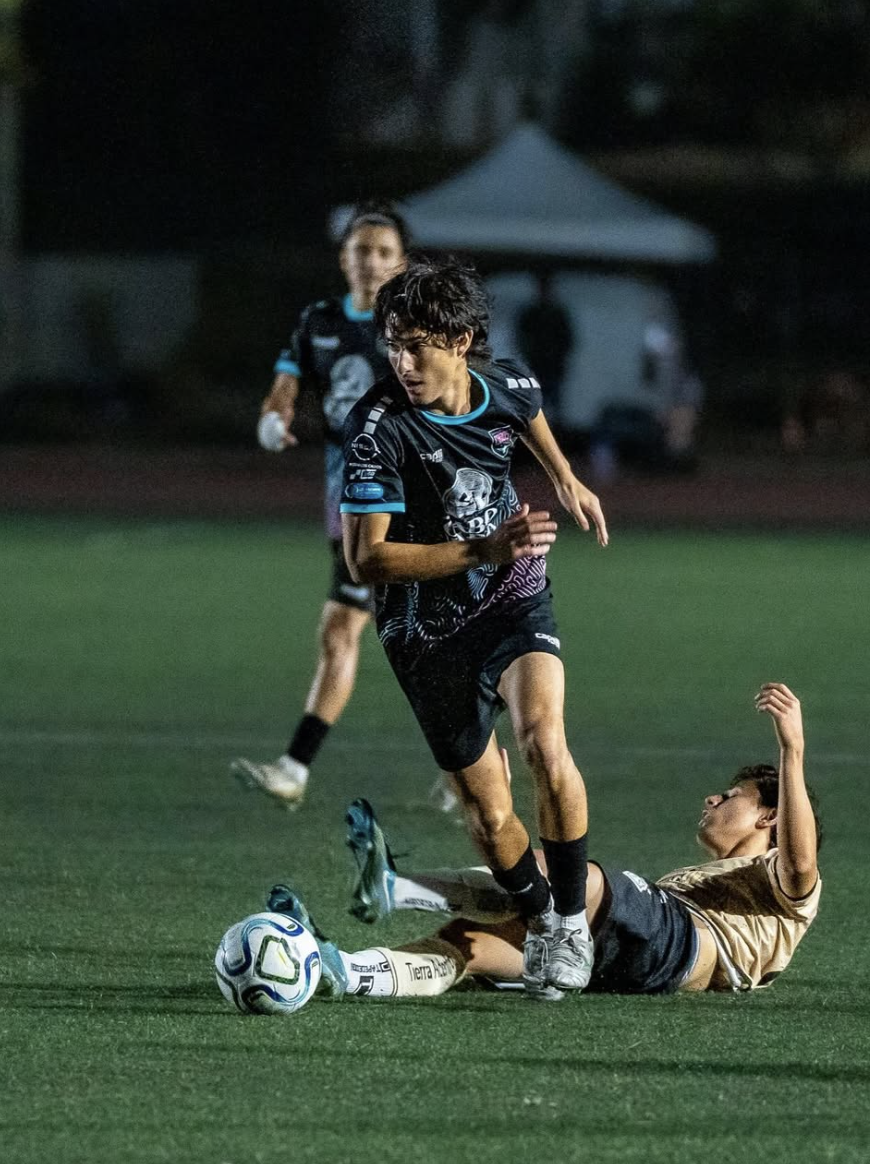 Jonah Duchowny running with the ball during a night match