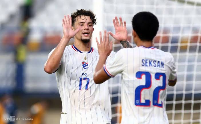 Seksan Ratree, wearing 22, high-fives Jude Soonsup-Bell