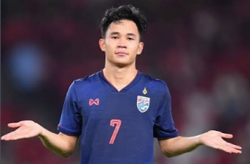 Supachok Sarachat in a Thailand shirt, arms spread