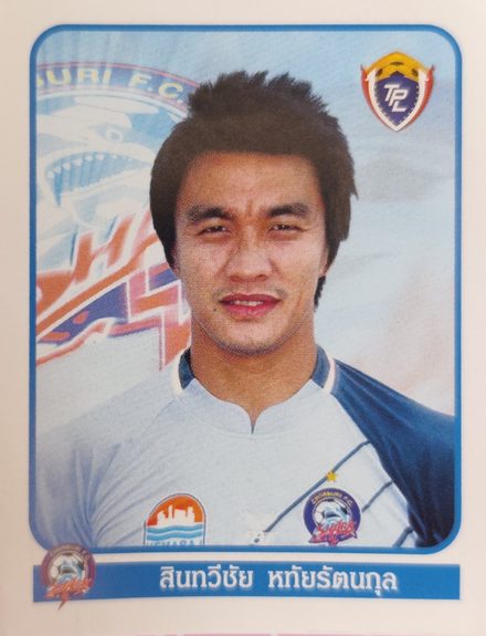 Sinthaweechai Hathairattanakool's Chonburi sticker from the 2011 Thai Premier League set