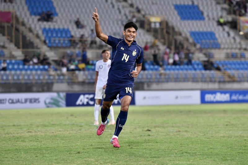 Teerasak Poeiphimai, Thailand forward